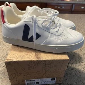 Veja V-10 big kids sz 6.5 **Authentic**